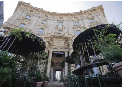 Starbucks, Piazza Cordusio, Milano - Palissade outdoor collection, HAY